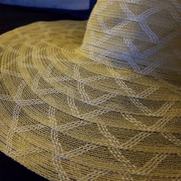 Sun hat with strap - Picture 2 of 4